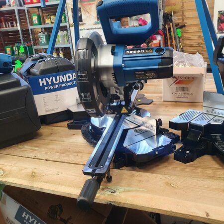 HYUNDAI AFKORT- / VERSTEKZAAG 1700W